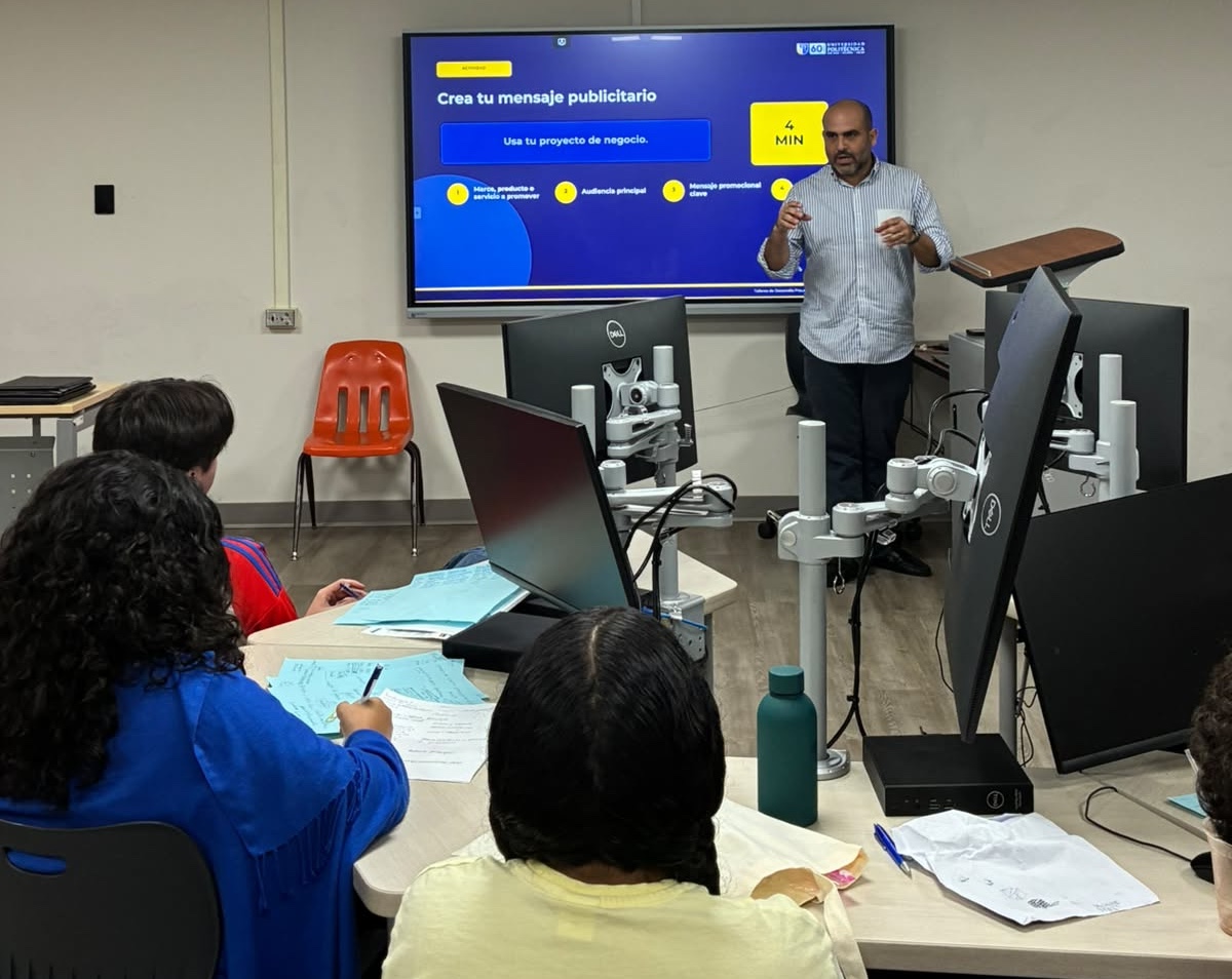 Radhames Luquis leading a workshop